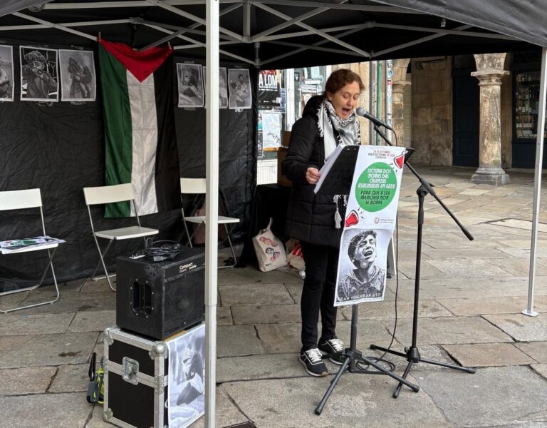 Centos de composteláns lembran no Toural os nomes dos nenos e nenas asasinados en Gaza