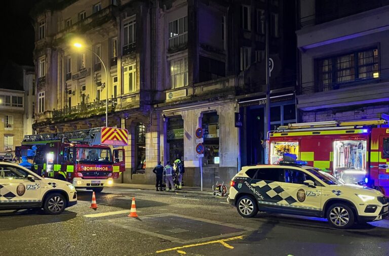 Un incendio nunha hamburguesaría do centro de Santiago causa danos graves e deixa inservible a cociña