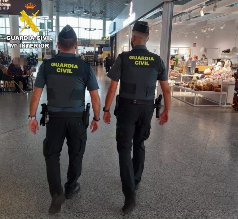A Garda Civil investiga tres pasaxeiros por furtos en tendas dentro da terminal do aeroporto de Santiago