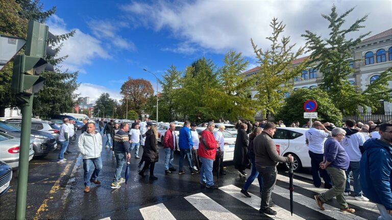 A Fegamp e os concellos da Santiago, Coruña e Vigo reúnense para abordar a situación dos VTC