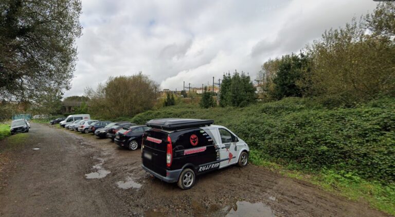 Un incendio calcina unha furgoneta e causa danos noutros cinco vehículos nas Brañas de Sar