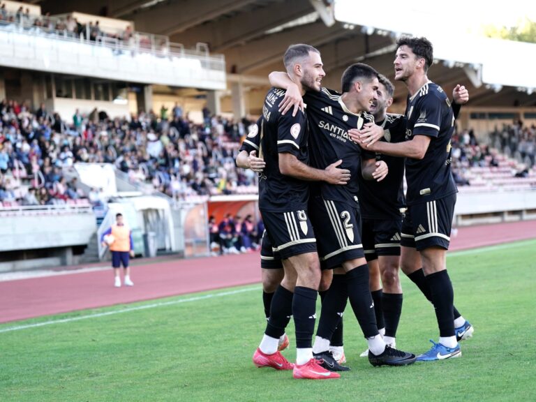 O Compostela mantén o liderado tras vencer con solvencia ao Silva en San Lázaro