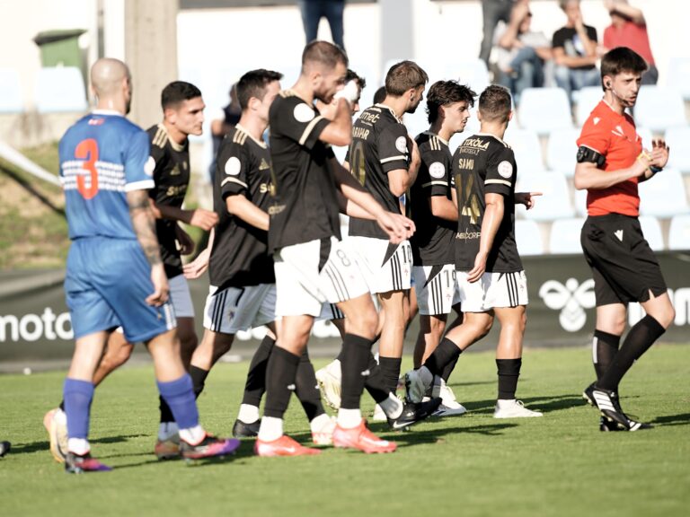 O Compostela mantén o liderado tras empatar en Barreiro ante o Gran Peña (1-1)