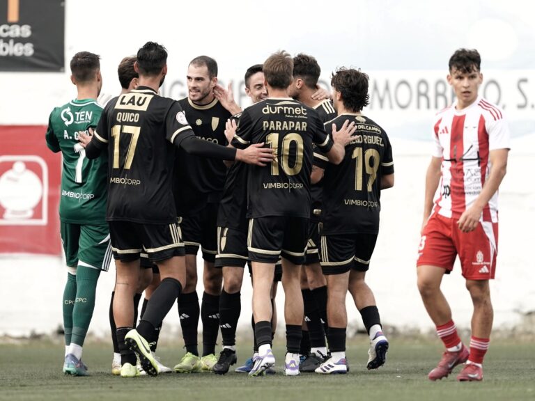 A SD Compostela impónse con autoridade en Cangas e mantén o liderado da Liga