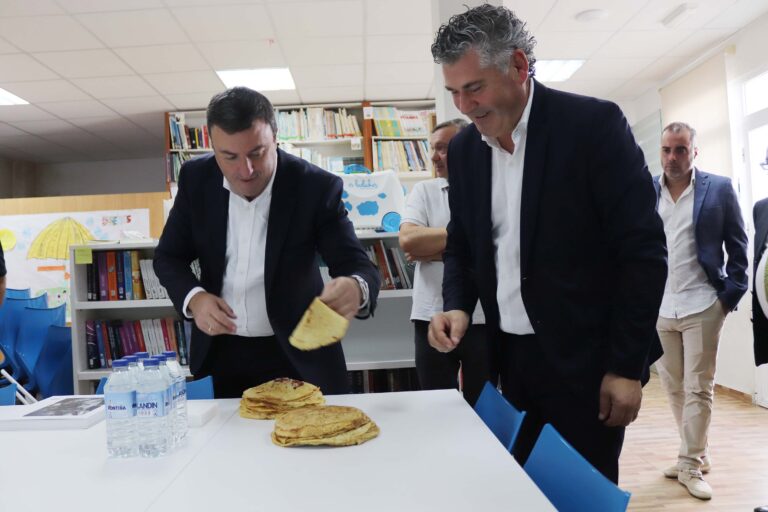 Formoso asina en Boqueixón un convenio de 30.000 euros para a Festa da Filloa e analiza novos investimentos da Deputación