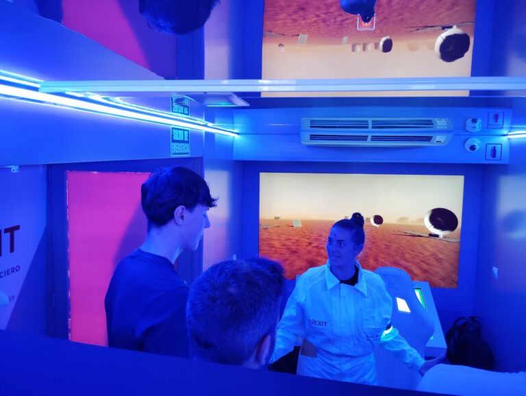 A ruta FINEXIT chega a Santiago para fomentar a educación financeira entre o alumnado de FP