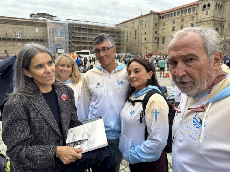 O Club de Natación de Sevilla chega a Santiago tras completar o Camiño a nado dende O Grove