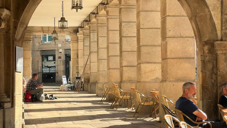 Veciños e comerciantes do casco histórico impulsan unha recollida de sinaturas para o desaloxo dunha persoa sen fogar que vive espida na praza de Cervantes