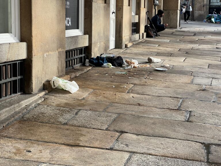 O home sen teito que vivía espido en Cervantes abandona a praza tras meses de denuncias veciñais