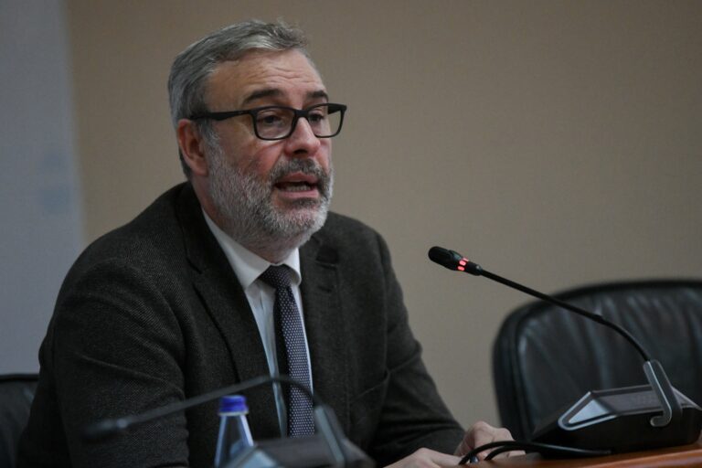 O Sergas nega o “colapso” do CHUS durante o verán e o PSOE urxe medidas