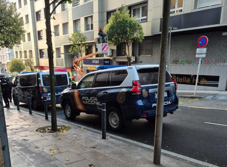 Operación antidroga en dous pubs de Santiago: dous detidos e un cento de identificados
