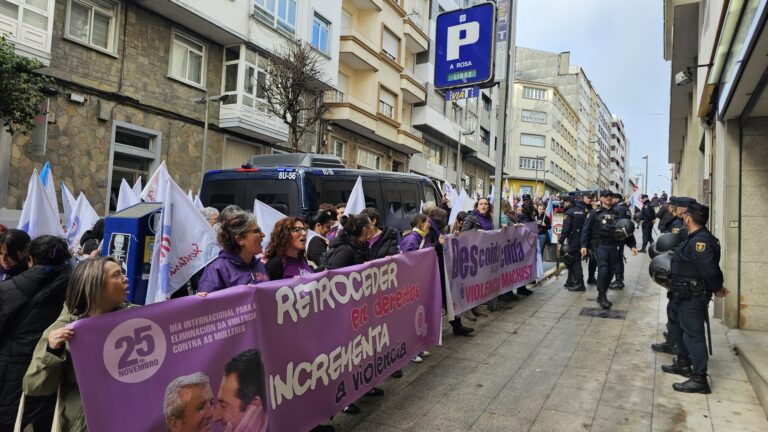 O Goberno local pide “calmar os ánimos” tras as críticas do PP pola protesta diante da súa sede