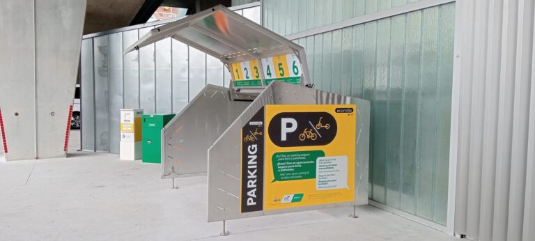 A estación de Santiago de Compostela-Daniel Castelao incorpora un aparcadoiro seguro para bicicletas e patinetes