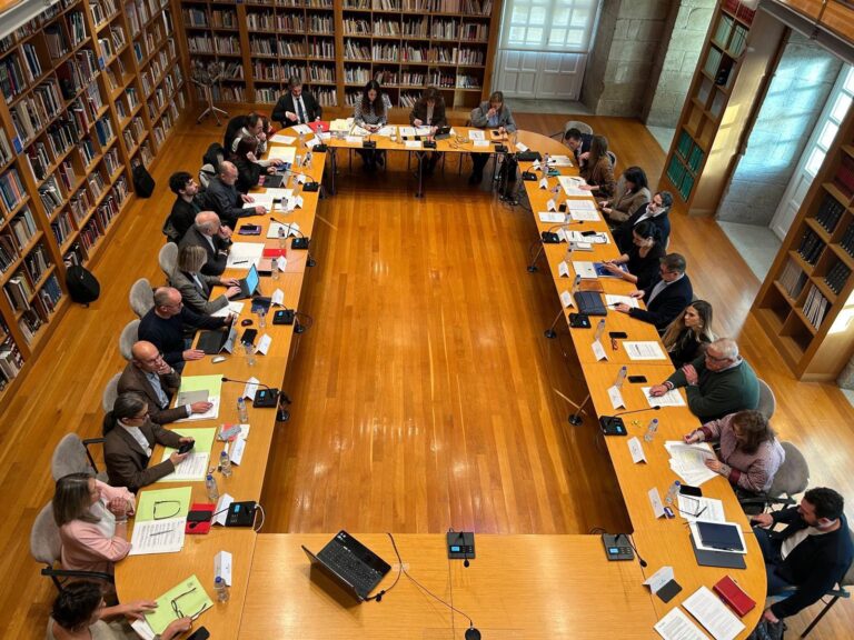 O Pleno debate o pagamento das horas extras a policías e bombeiros entre críticas: “Non é diñeiro, son dereitos”