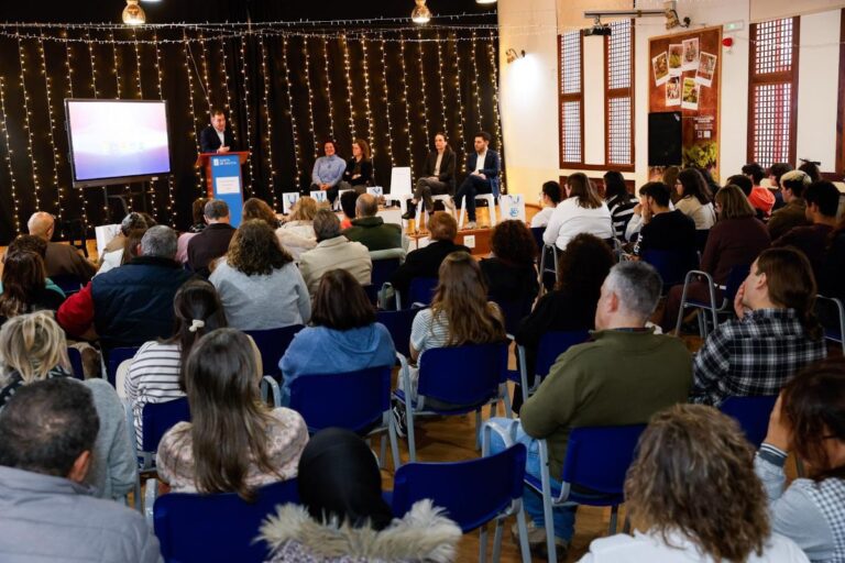 O alumnado do Manuel López Navalón entrega as figuras cerámicas dos Premios Rebulir 2025