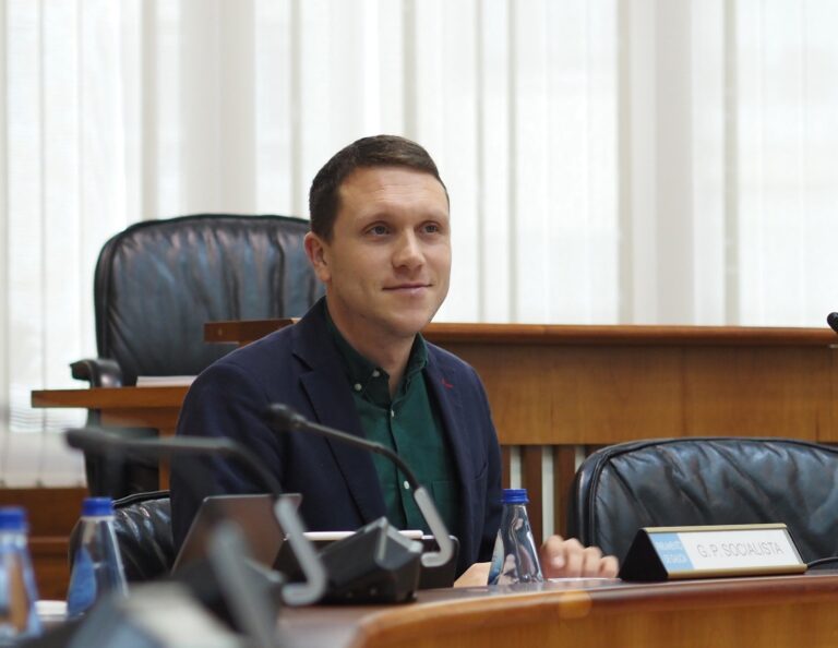Bouza esixe no Parlamento Galego a restitución da atención pediátrica diaria no Centro de Saúde de Conxo