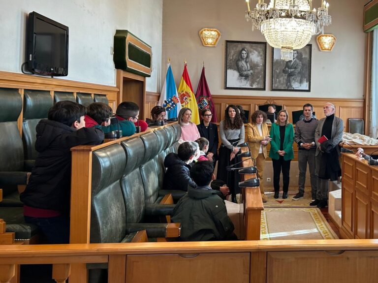 Raxoi acolle un pleno infantil polo Día Mundial da Infancia