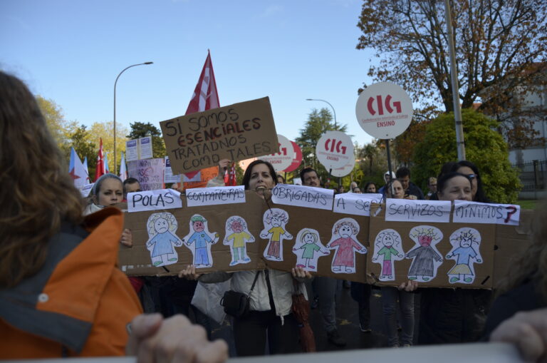 A folga conxunta nos centros sociais e de educación infantil mobiliza máis dun milleiro de traballadoras en Santiago