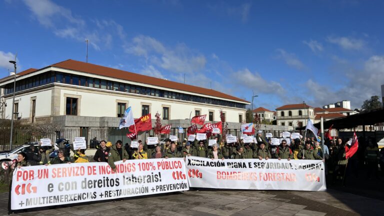 Centos de bombeiros forestais reclaman en San Caetano traballo todo o ano e unha negociación inmediata coa Xunta