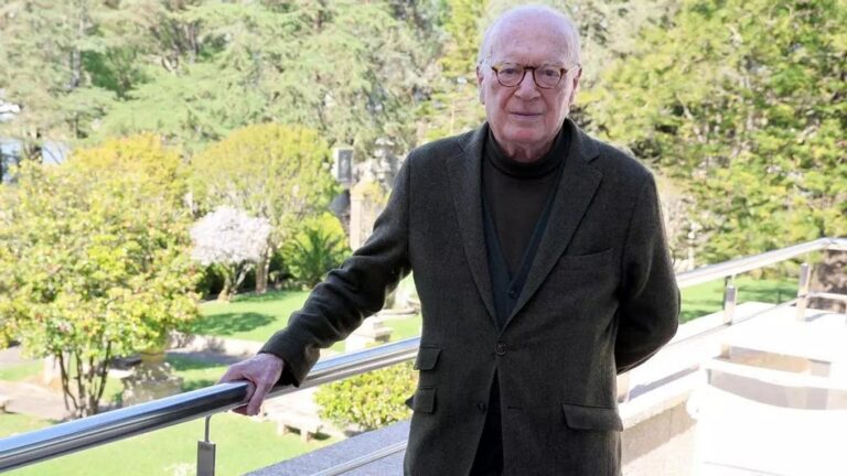 O Ateneo de Santiago aborda o vínculo entre democracia, desigualdade e medio ambiente nunha conferencia de Nicolás Sartorius