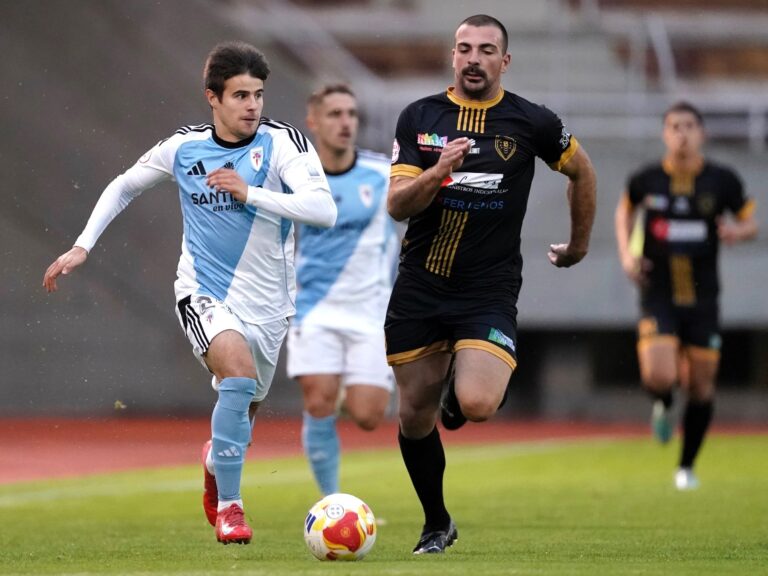 O Compostela empata ante o Barbadás e mantén o liderado