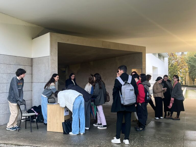 Erguer recolle máis de 600 sinaturas para reclamar unha mellora na liña 15 de bus en Santiago