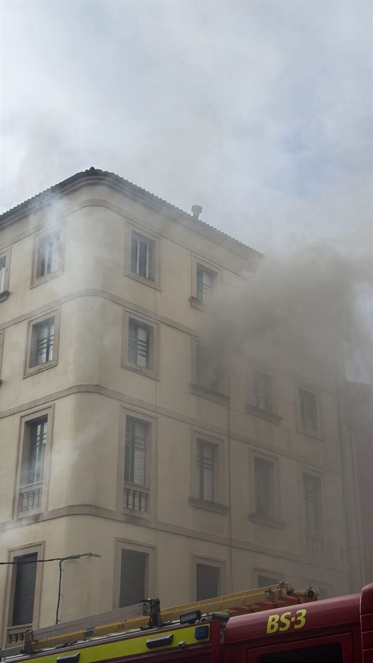 Un incendio nun bloque de Pontepedriña mobiliza numerosos servizos de emerxencia