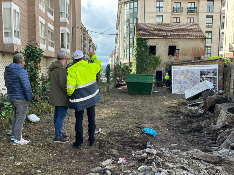 O Concello de Ames inicia a demolición dun inmoble na rúa Madalena para avanzar na humanización do Milladoiro