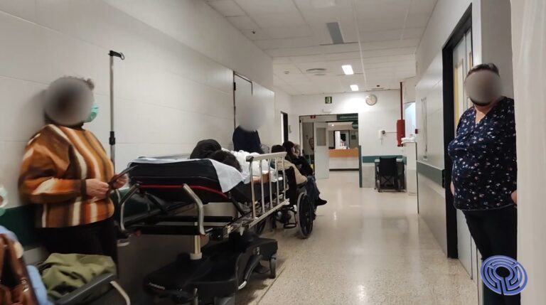 As urxencias do CHUS volven colapsarse e a Asociación de Pacientes denuncia o uso dos corredores para atender persoas graves