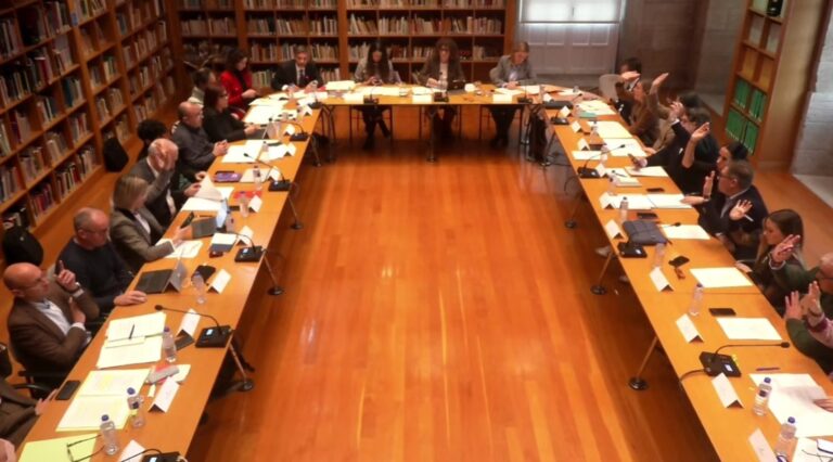 O Pleno de Santiago debate o “abuso do contrato menor” e atrasos de dous anos no pago a provedores