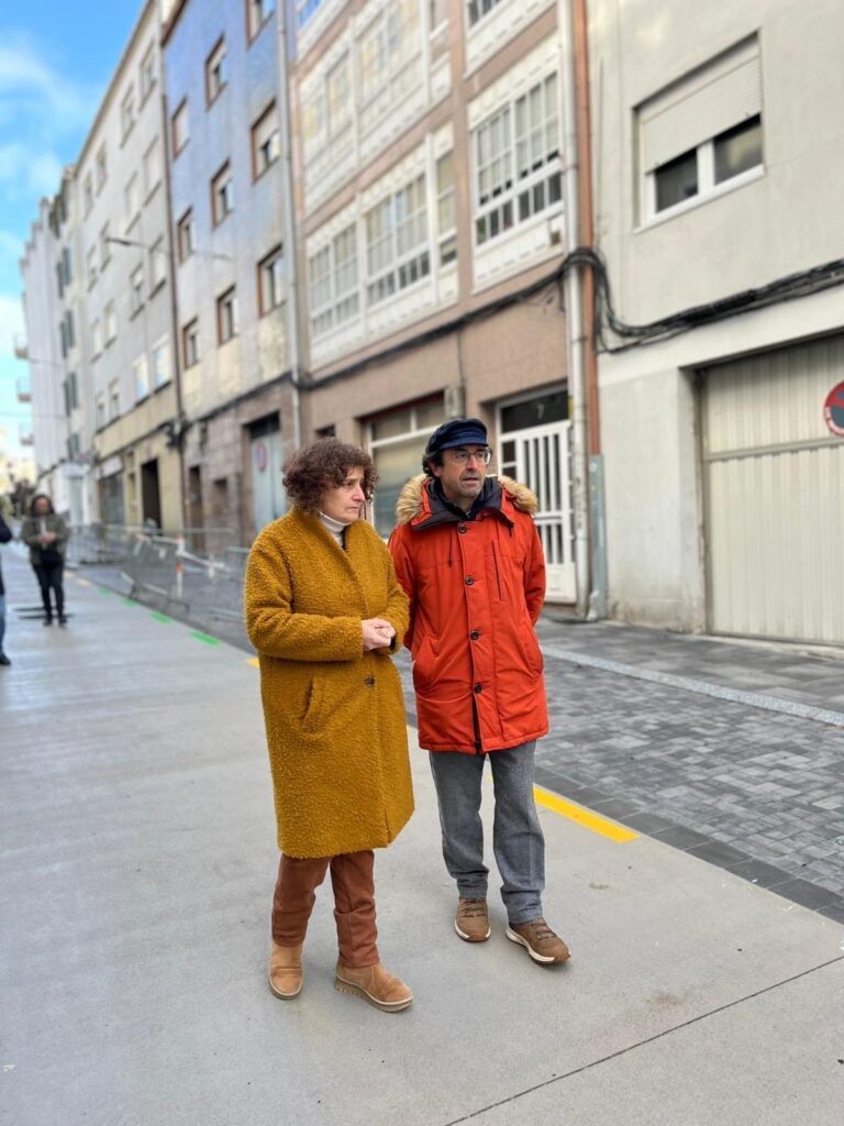 A rúa Puente La Reina encara a súa reapertura tras concluír a súa reurbanización