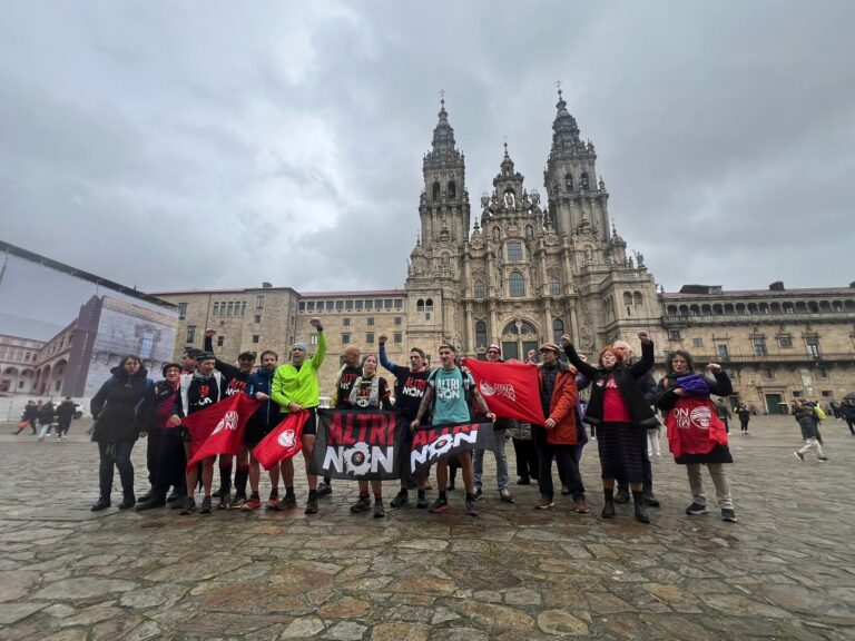 Un grupo de corredores completan 51 km entre Melide e Santiago para visibilizar o rexeitamento social a Altri e á mina de Touro-O Pino
