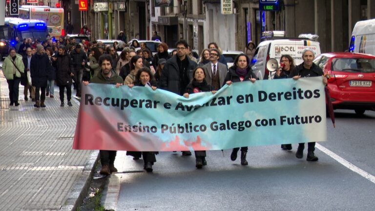 Decenas de profesores emprenden unha “marcha fúnebre” en Compostela ante a “crítica situación” do ensino público