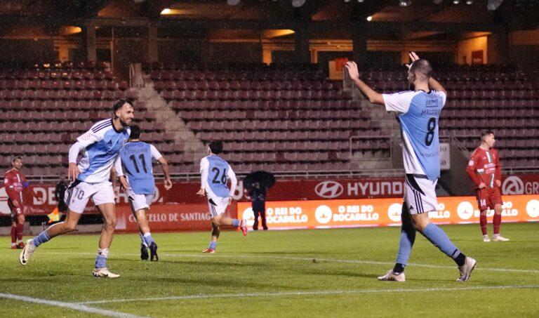 A SD Compostela pecha o ano cun triunfo contundente ante o Somozas e mantén o liderado