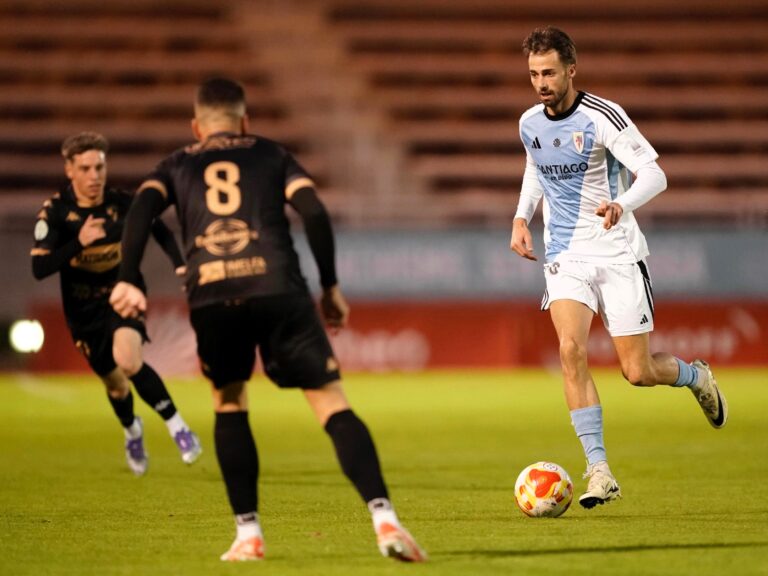 O Compos amplía a vantaxe na cabeza tras vencer pola mínima ao Arosa