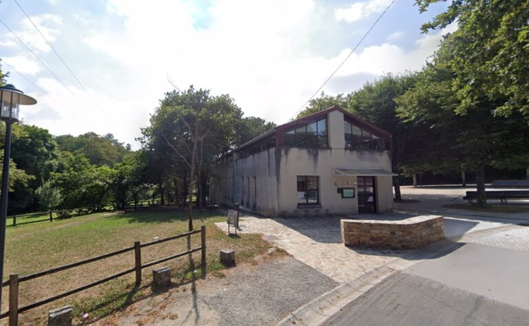 A concelleira Marta Abal reclama actuacións urxentes en dous parques infantís de Santiago