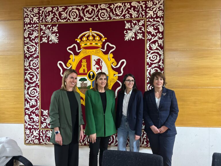 A precariedade na investigación e o papel público da Universidade marcan o primeiro debate das candidatas á reitoría da USC