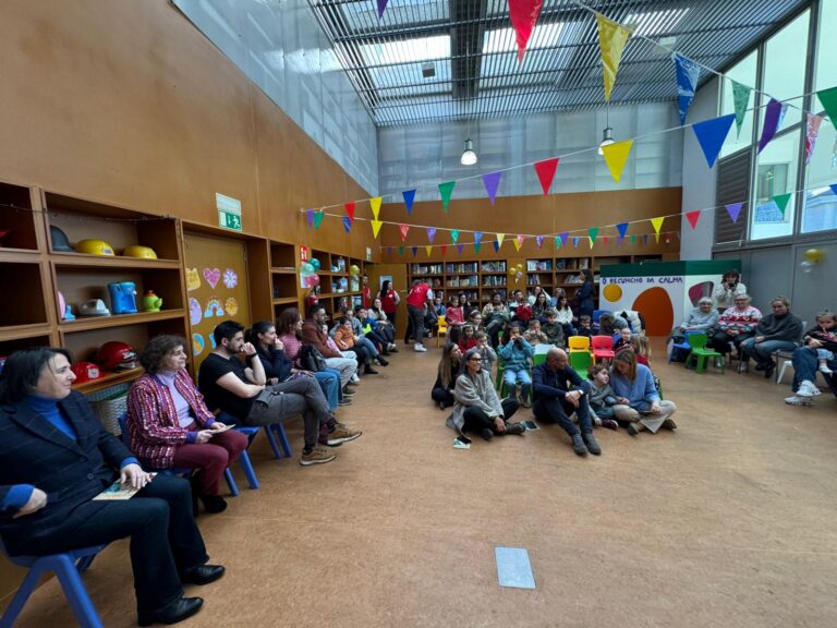 Os Bolechas achegan a esclerose múltiple á infancia nunha xornada educativa en Santiago