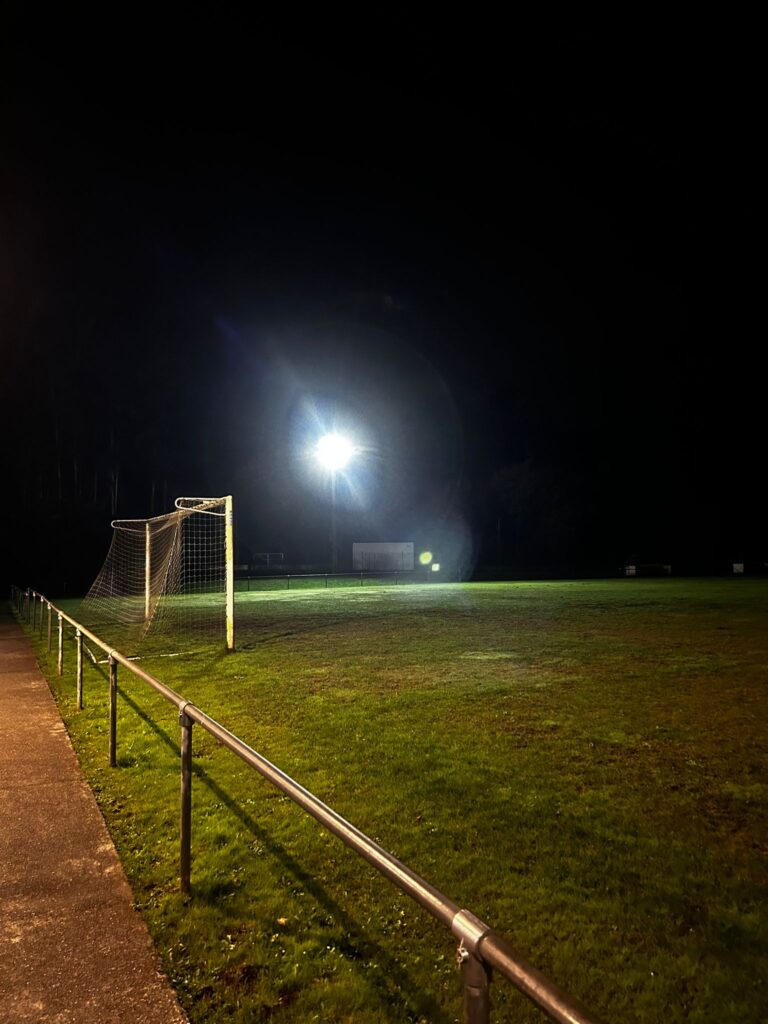 O PP de Santiago denuncia problemas de iluminación en instalacións deportivas municipais