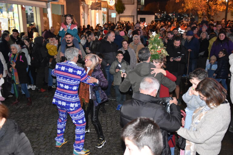 Ames acende o Nadal cun acto participativo e homenaxe ao comercio local
