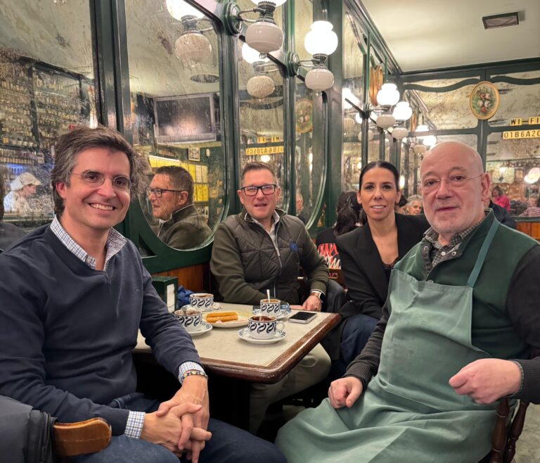 O PP de Santiago despídese da cafetería Paradiso no seu peche tras medio século de actividade