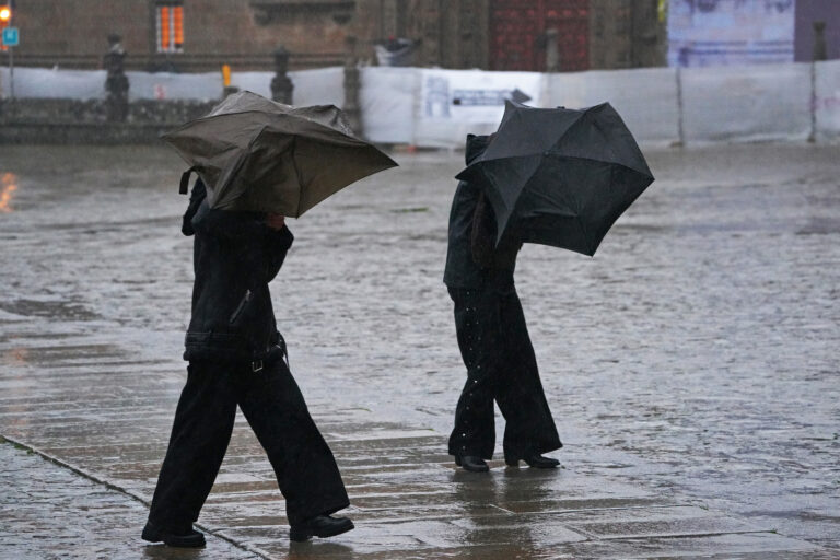 O subministro eléctrico en Santiago recupera a normalidade tras dúas avarías provocadas polo temporal