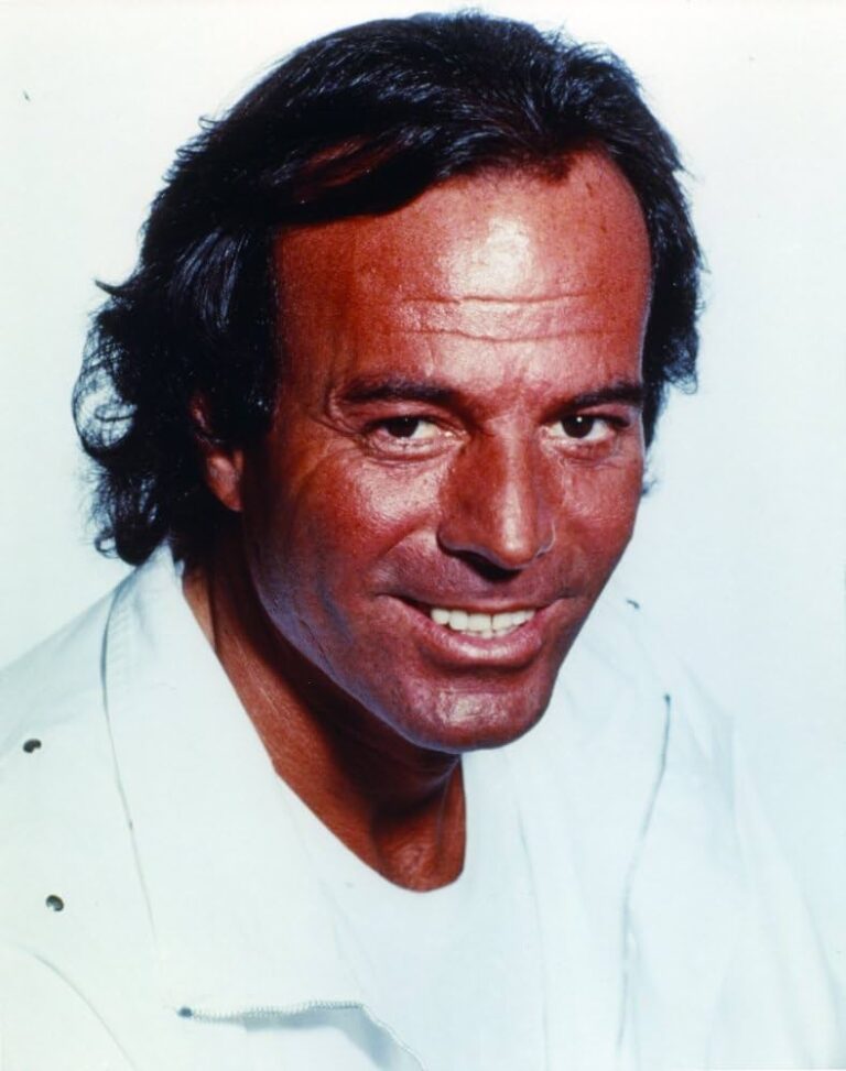 Un colectivo memorialista da Coruña anuncia unha petición á Xunta para retirar no Xacobeo a distinción a Julio Iglesias