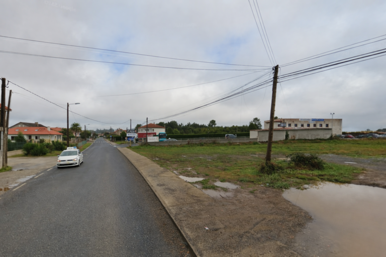 Varias persoas atrapadas nunha colisión entre dous vehículos en Santiago de Compostela