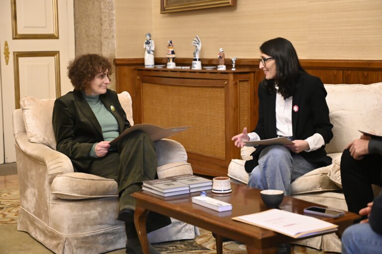 Rosa Crujeiras expón á alcaldesa a súa proposta para reforzar a colaboración estratéxica entre a USC e Santiago