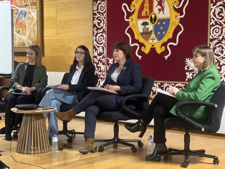 A alcaldesa de Santiago inicia encontros coas candidatas á Reitoría da USC