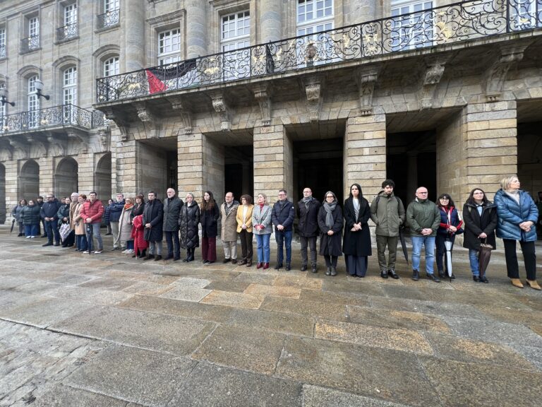 Multitudinario minuto de silencio no Obradoiro polas vítimas do accidente ferroviario en Adamuz
