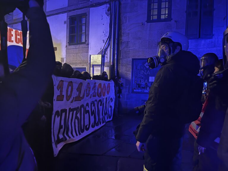(FOTOS) Remata sen incidencias graves a manifestacion desta tarde polo desafiuzamento do ‘Escarnio e Maldizer’