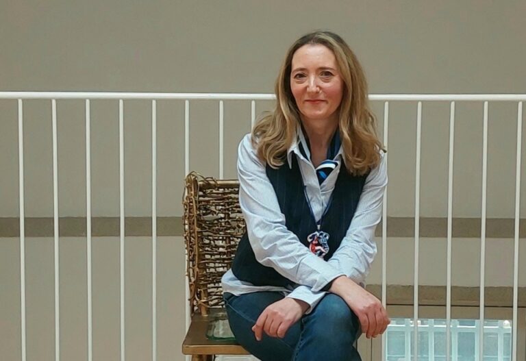 A Asociación Área Empresarial do Tambre inaugura a exposición ‘Fortes Sentires’ de María Fortes Blanco