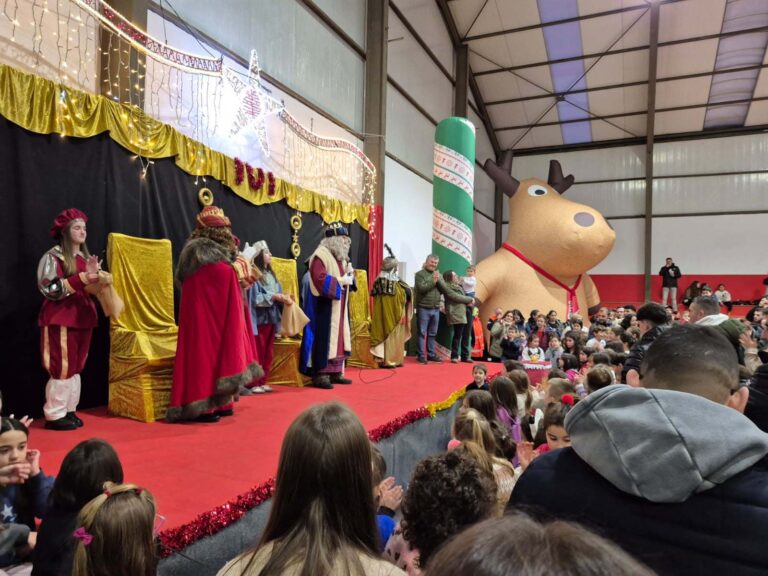 Os Reis Magos reúnen centos de persoas no polideportivo do Forte durante o Festival de Reis de Boqueixón